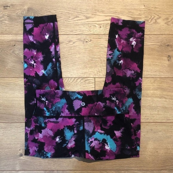 LULULEMON Wunder Under Crop III Midnight Bloom Black Deep Fuschia Size 4 EUC - Picture 4 of 8